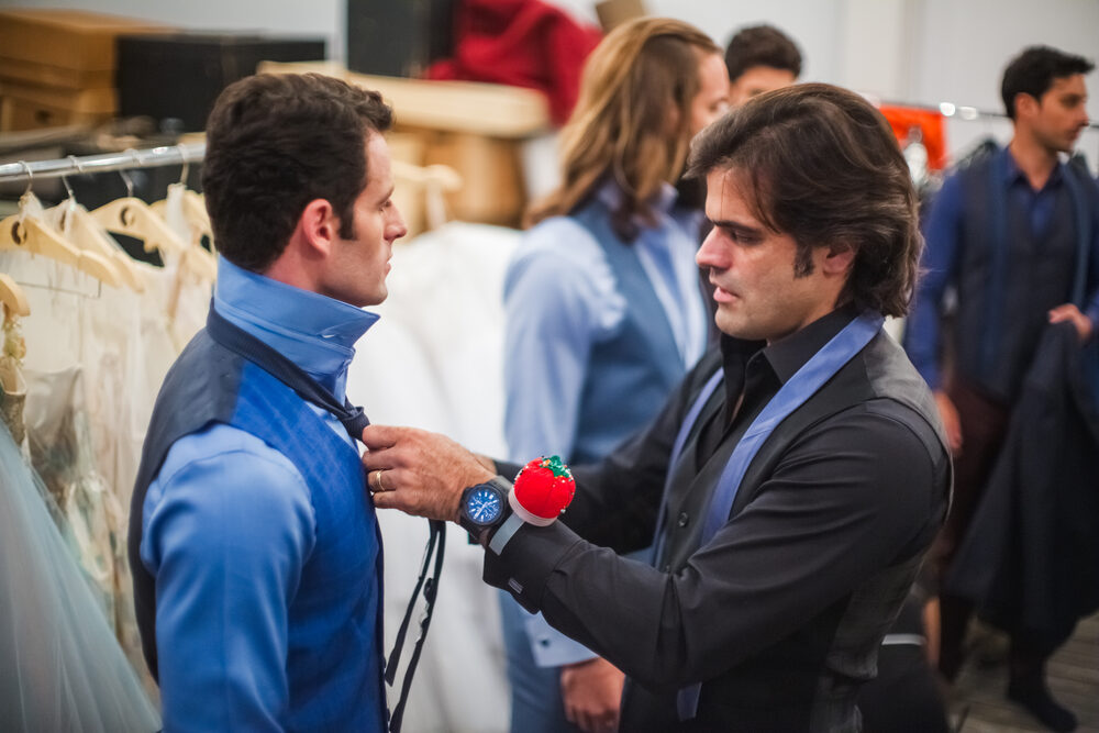 Bastidores de desfile, ajuste de figurino