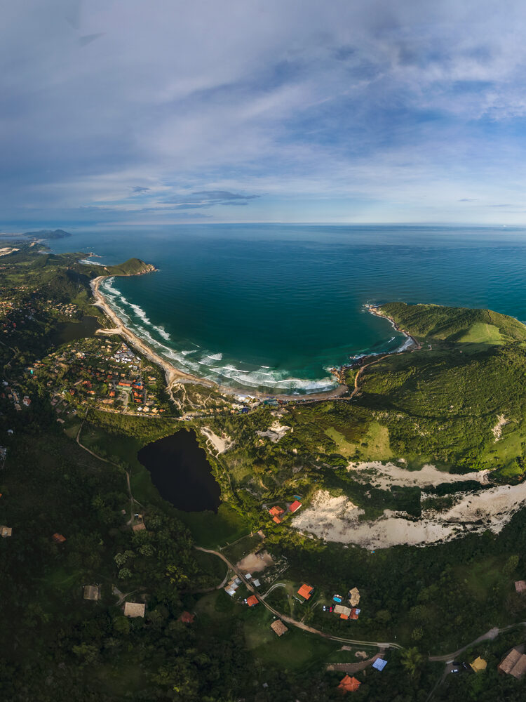 Vista aérea de praia e montanhas