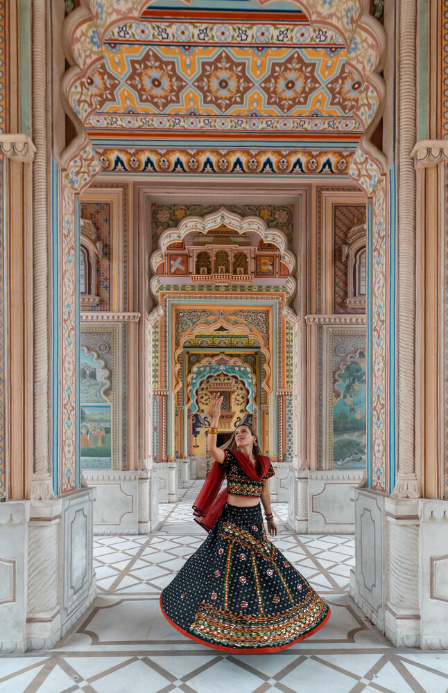 Dançarina em traje típico em palácio indiano