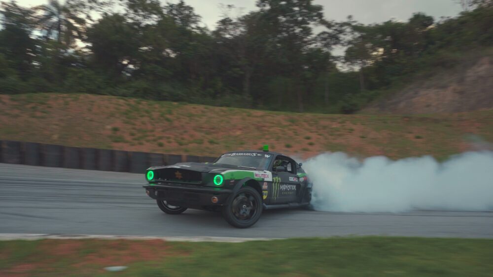 Carro de drift em curva com fumaça — still de filmagem