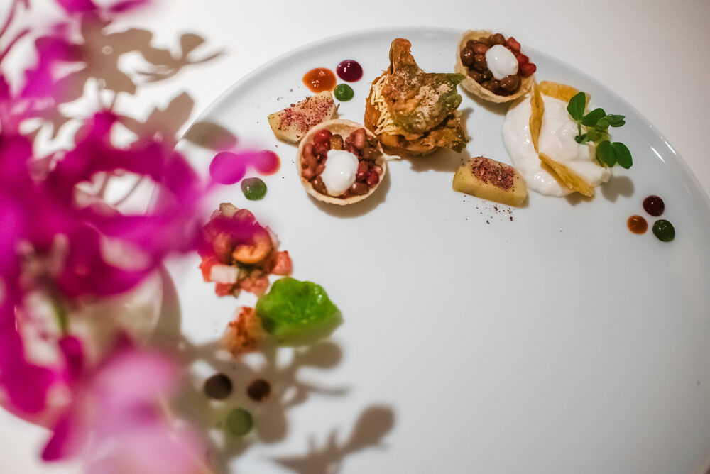 Prato de alta gastronomia com flores
